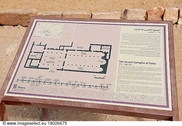 Informationstafel für Toristen  Kirche von Petra  Archäologischer Park Petra  Jordanien  Kleinasien  Asien