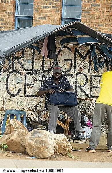 Informeller Straßenschneider im Township Soweto  Johannesburg  Südafrika