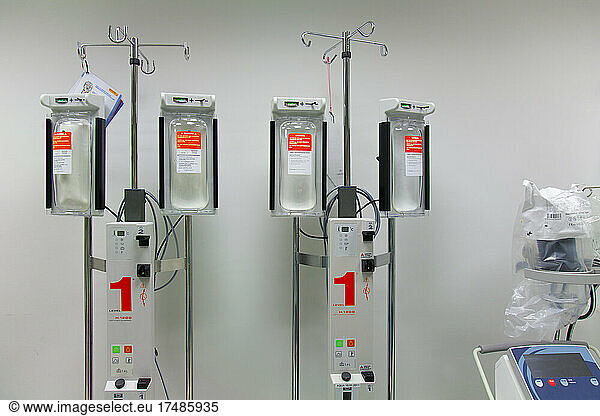 Infusionsgeräte auf Infusionsständern in einem modernen Krankenhaus