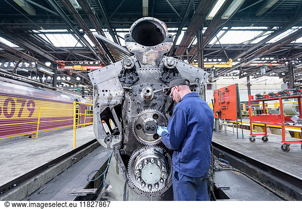 Ingenieur bei der Wartung von Lokomotiven in Zugwerken