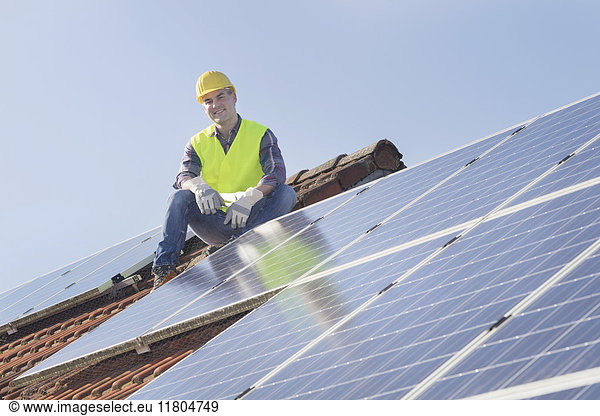 Ingenieur macht Pause bei der Installation von Solarzellen auf dem Hausdach