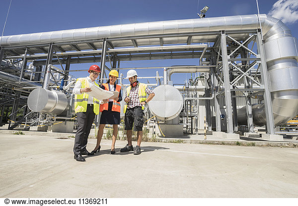 Ingenieur mit seinen Kollegen bei einer Besprechung im Geothermiekraftwerk