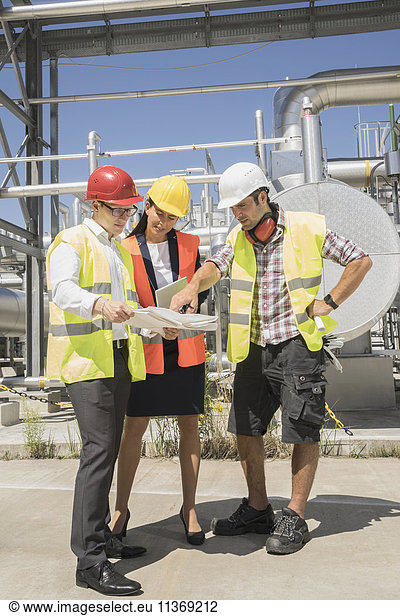 Ingenieur mit seinen Kollegen bei einer Besprechung im Geothermiekraftwerk