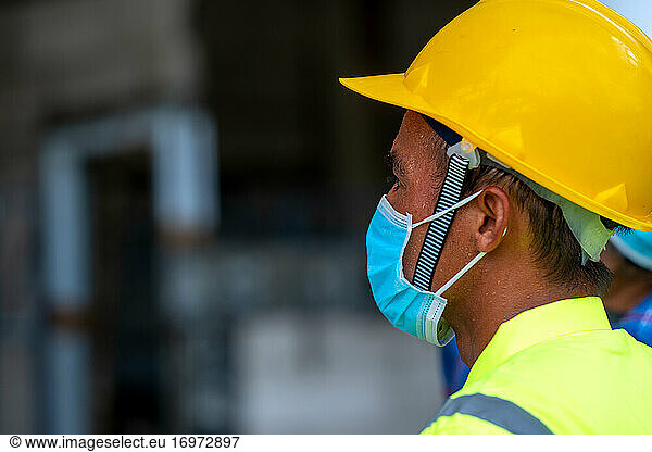 Ingenieur trägt Schutzmaske zum Schutz gegen Covid-19 und