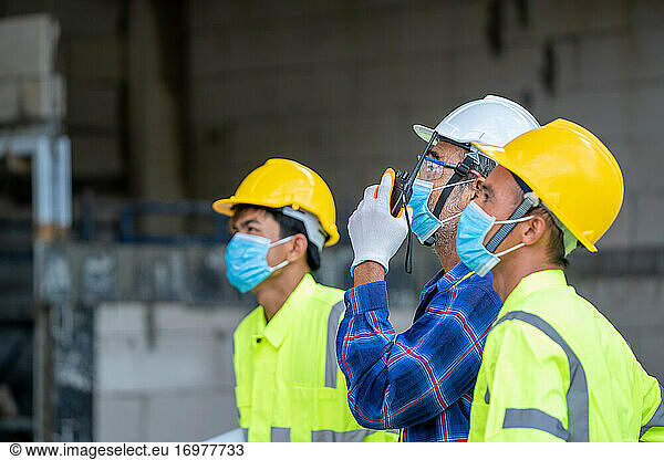 Ingenieurgruppe trägt Schutzmaske zum Schutz gegen Covid-