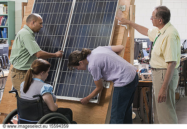 Ingenieurstudenten bei der Prüfung der Konstruktion und Montage von Photovoltaikmodulen