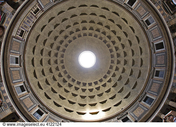 Innenansicht der Kuppel des Pantheon  Rom  Italien