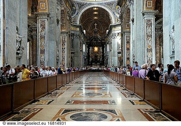 Innenansicht der Sankt-Peters-Basilika auf dem Sankt-Peters-Platz in der Vatikanstadt in Rom - Italien.