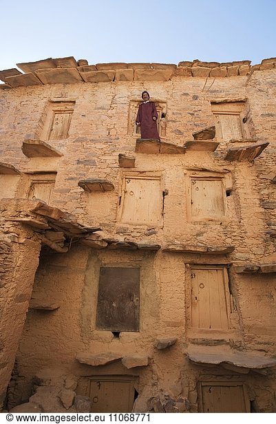 Innenansicht des perfekt erhaltenen Agadir  der Speicherburg von Tasguent  der Wächter mit den Schlüsseln zu den Speicherkammern steht auf den äußeren Trittsteinen  Anti-Atlas Gebirge  Südwesten Marokko