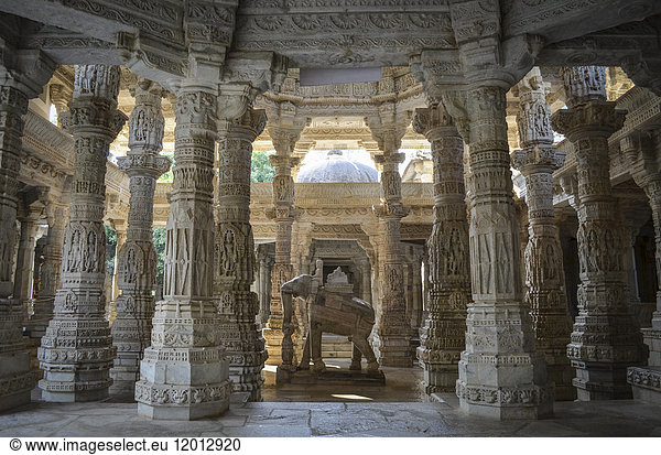 Innenansicht des Ranakpur Jain-Tempels  Ranakpur. Schnitzereien und Marmorsäulen und eine Elefantenstatue.