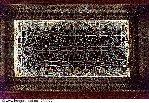 Innenaufnahme  Detail der Decke  Ornamentik  Hassan II Moschee  Grande Mosquée Hassan II  Maurische Architektur  Casablanca  Marokko  Afrika