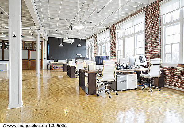 Inneneinrichtung des Büros mit Möbeln und Desktop-Computern