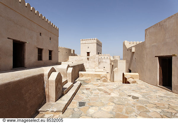 Innenhof  Fort Nakhl  oder Husn Al Heem  Festung  historischer Lehmbau  Al-Batinah Provinz  Sultanat von Oman  Arabische Halbinsel