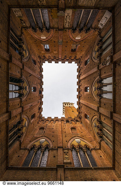 Innenhof  Torre del Mangia  Piazza del Campo  Siena  Toskana  Italien  Europa