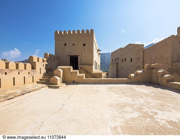 Innenhof von Fort Nakhl  oder Husn Al Heem  Festung  über Oase Nakhl auf Jebel Nakhl Massiv  historischer Lehmbau  Provinz Al-Batinah  Sultanat Oman  Golfstaat  Arabische Halbinsel  Naher Osten  Asien