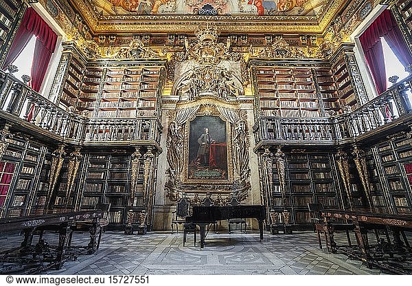 Innenraum der Bibliothek in der historischen Universität von Coimbra  Coimbra  Portugal  Europa
