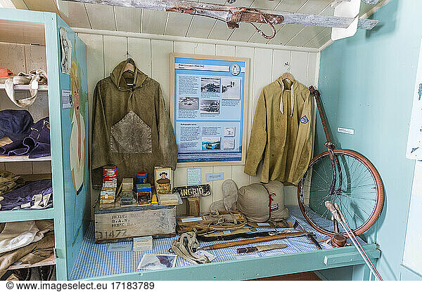 Innenraum der ehemaligen britischen Basis A  heute Museum und Postamt in Port Lockroy auf der winzigen Goudier-Insel  Antarktis  Polarregionen