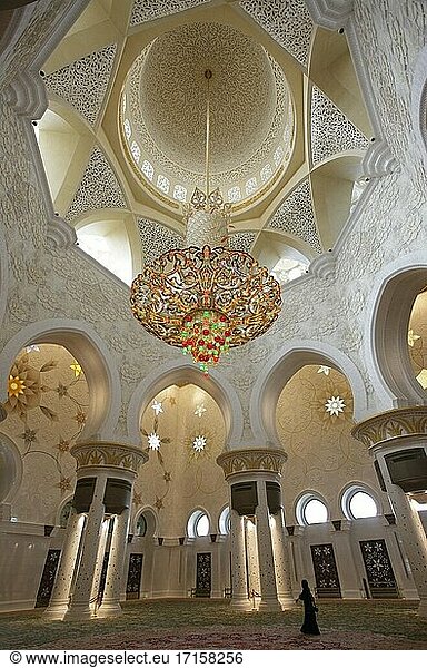 Innenraum der Großen Scheich-Zayed-Moschee  Abu Dhabi  Vereinigte Arabische Emirate.