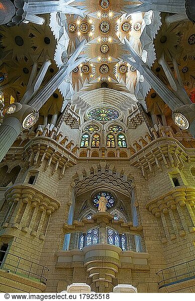 Innenraum der Sagrada Família  Sühnekirche der Heiligen Familie  Architekt Antoni Gaudí  Barcelona  Katalonien  Spanien  Europa