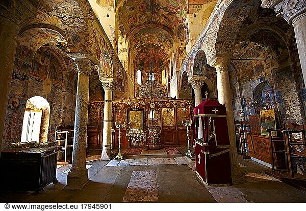 Innenraum des byzantinisch-orthodoxen Klosters Pantanassa  mit byzantinischen Fresken und Ikonen  Mystras  Sparta  Peloponnes  Griechenland. Eine UNESCO-Welterbestätte