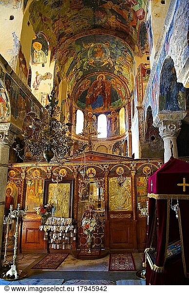 Innenraum des byzantinisch-orthodoxen Klosters Pantanassa  mit byzantinischen Fresken und Ikonen  Mystras  Sparta  Peloponnes  Griechenland. Eine UNESCO-Welterbestätte