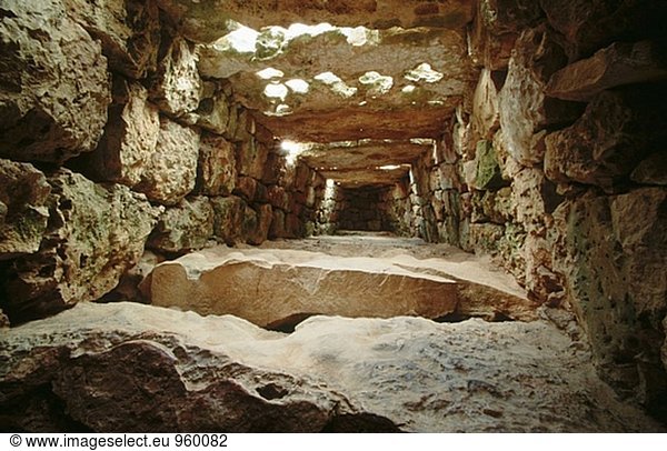 Innenraum des ´Naveta des Tudons´  prähistorisches Monument aus der talayotischen Kultur. Ciutadella. Menorca  Baelaric Inseln. Spanien