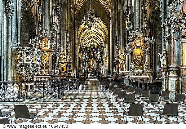 Innenraum des Stephansdom in Wien  ?sterreich  Europa | St. Stephen's Cathedral interior  Vienna  Austria  Europe.