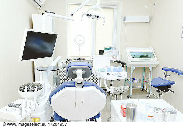Innenraum einer modernen Zahnarztpraxis