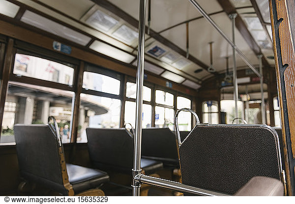 Innenraum einer Straßenbahn  Lissabon  Portugal
