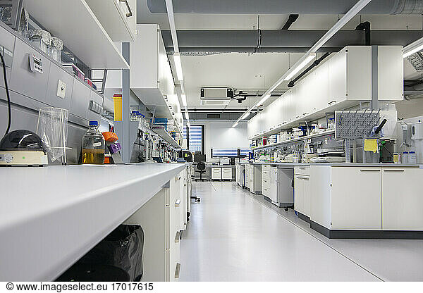 Innenraum eines wissenschaftlichen Labors mit medizinischer Ausrüstung