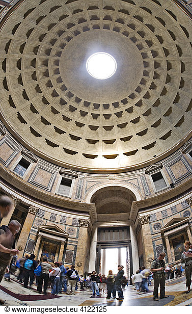 Innenraum und Kuppel im Pantheon  Rom  Italien