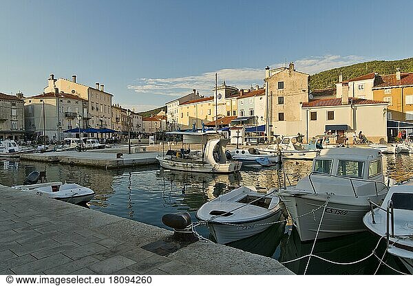 Innenstadt  Yachthafen der Stadt Cres  Insel Cres  Kroatien  Kvarner Bucht  Adria  KroatienYachthafen der Stadt Cres  Insel Cres  Kroatien  Kvarner Bucht  Adria  Kroatien  Europa
