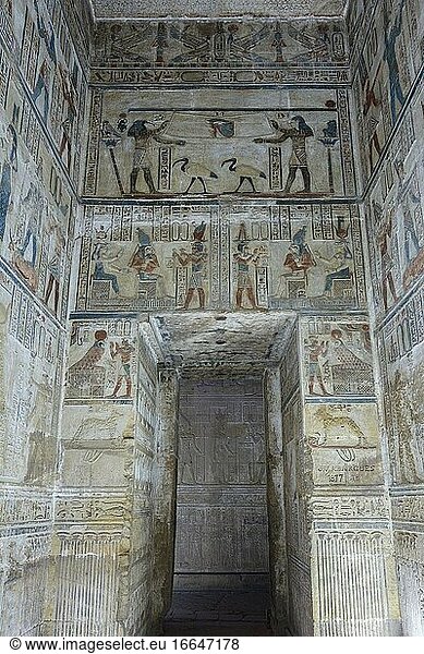 Inneres Heiligtum  Tempel der Hathor  Dendara  Ägypten.