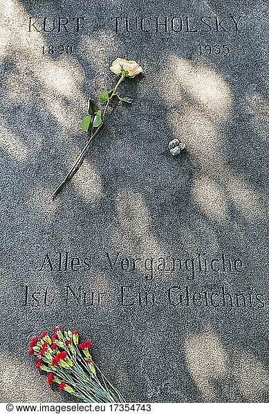 Inschrift  Zitat von Goethe auf Steinplatte  Alles Vergängliche ist nur ein Gleichnis  Blumen auf Grab von Kurt Tucholsky  Friedhof von Mariefred  Strängnäs  Södermanlands län  Schweden  Europa