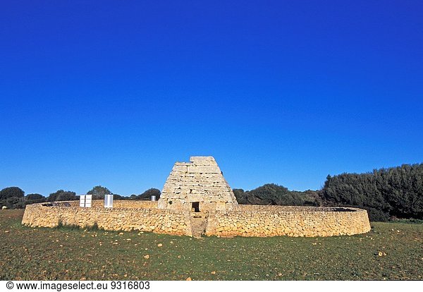 Insel ES350 Zimmer Hünengrab Menorca Spanien Grabmal
