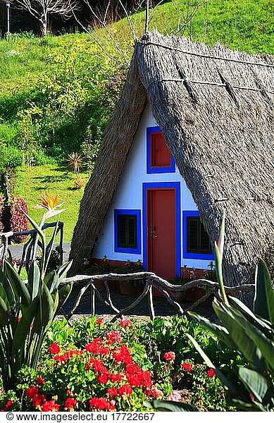 Insel Madeira  Santana  landestypische historische Häuschen  Santanahäuser im Parque Tematico da Madeira  Portugal  Europa