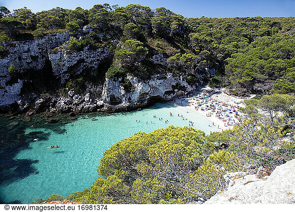 Insel Menorca. Badebereich am Strand von Macarana