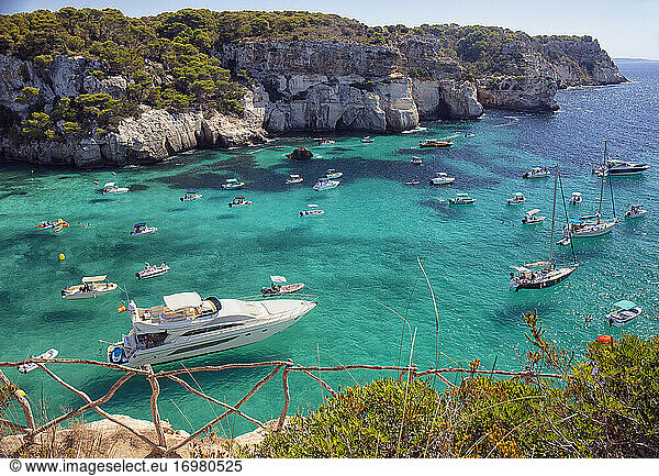 Insel Menorca. Boote in CALA MACARELLA