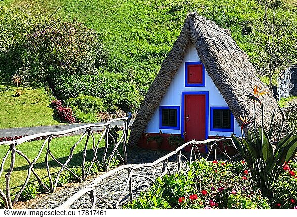 Insel Santana  landestypische historische Häuschen  Santanahäuser im Parque Tematico da Madeira  Madeira