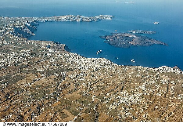 Insel Santorini Ferien Reise reisen Stadt Fira Thera am Mittelmeer Luftbild in Santorin  Griechenland  Europa