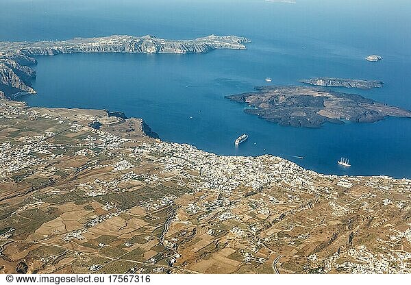 Insel Santorini Ferien Reise reisen Stadt Fira Thera am Mittelmeer Luftbild in Santorin  Griechenland  Europa