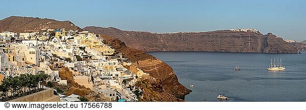 Insel Santorini Ferien Reise reisen Stadt Oia am Mittelmeer abends Panorama in Santorin  Griechenland  Europa