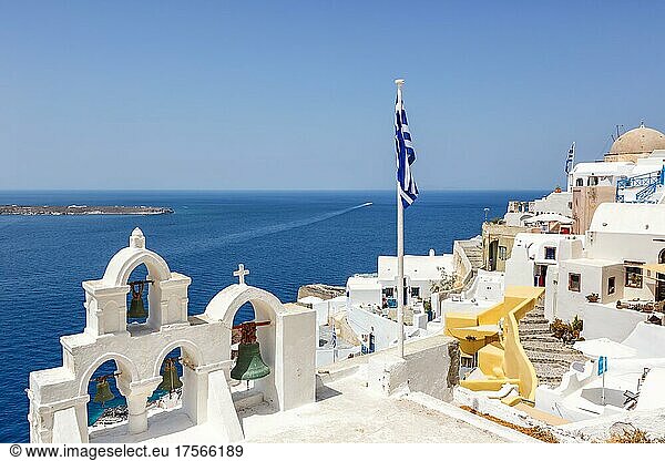 Insel Santorini Ferien Reise reisen Stadt Oia am Mittelmeer mit Kirche in Santorin  Griechenland  Europa
