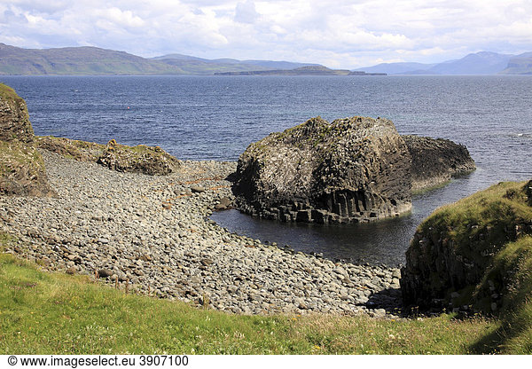 Insel Staffan  Blick auf Insel Mull  Innere Hebriden Insel  Schottland  Großbritannien  Europa