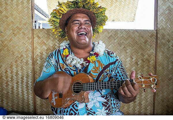 Insel Tahiti  touristischer Empfang mit Musik und Tänzen zum Flughafen Faaa Papeete Französisch-Polynesien Frankreich.