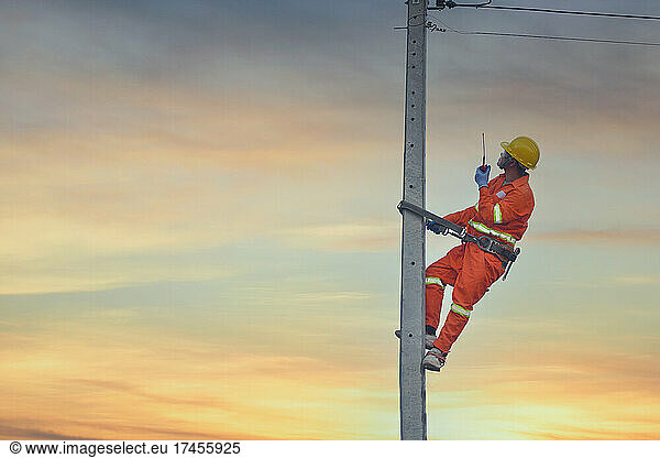 Installation of switching and connecting overhead electrical lines