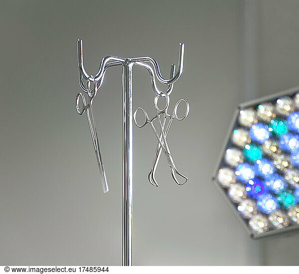 Instrumente auf einem Metallständer in einem Operationssaal in einem neuen Krankenhaus.