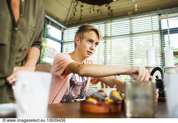 Interior zu Hause Jugendlicher Junge - Person Mutter - Mensch Frühstück