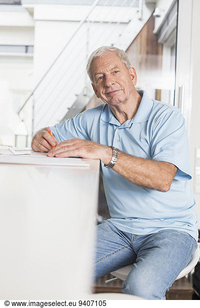 Interior zu Hause Senior Senioren Mann schreiben
