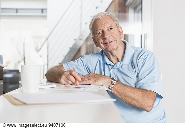 Interior zu Hause Senior Senioren Mann schreiben
